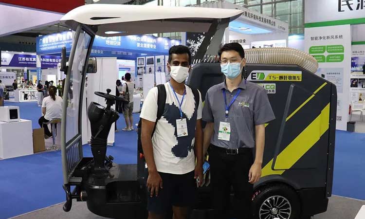 展會與外國參展人員合影 電動環衛車