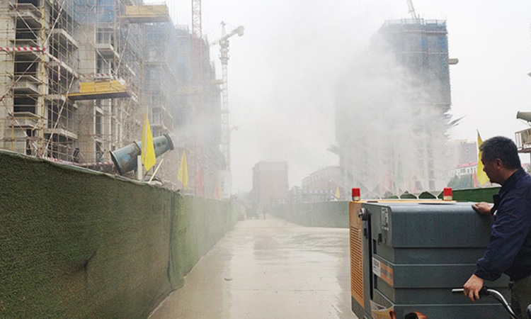電動(dòng)高壓沖洗車噴霧作業(yè) 百易長青高壓沖洗車的噴霧抑塵效果.jpg