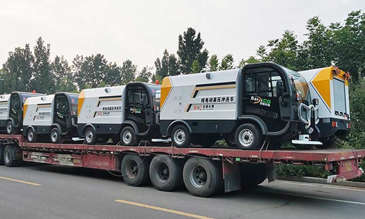 四輪高壓清洗車到達客戶制定地點 高壓清洗車