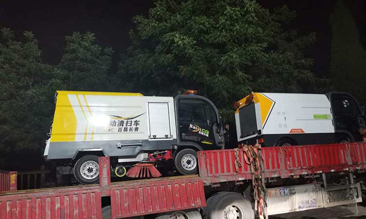 環(huán)衛(wèi)公司訂購(gòu)純電動(dòng)四輪洗掃車(chē)訂單發(fā)貨