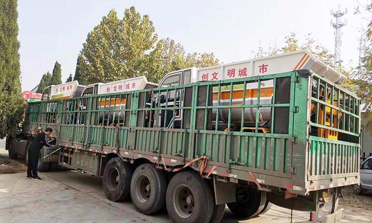 環(huán)衛(wèi)電動(dòng)垃圾清運(yùn)車裝車現(xiàn)場 四輪垃圾清運(yùn)車