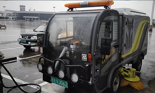 純電動(dòng)洗掃車(chē)運(yùn)達(dá)臺(tái)州某機(jī)場(chǎng)開(kāi)始工作