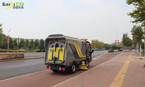 小型洗掃車清掃人行道,無揚塵優(yōu)勢更明顯