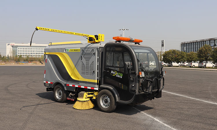 電動高壓洗掃車全新升級,解決路邊停車位清潔難題。