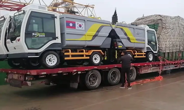 后裝式垃圾清運車裝車中 垃圾清運車