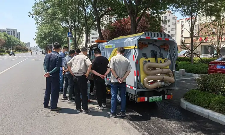 馬路洗掃車(chē) 小型電動(dòng)洗掃車(chē)