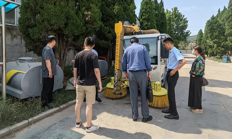 參觀大型樹葉收集車 純電動樹葉收集車