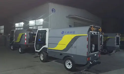 近日發往某環衛公司的四輪高壓清洗車夜間發貨