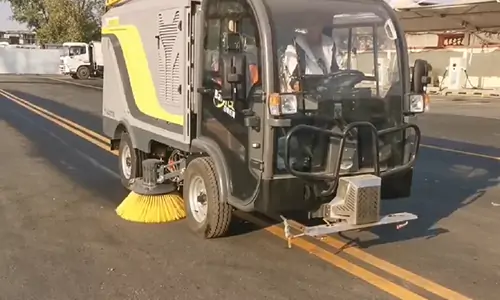 近日小型電動(dòng)洗掃車(chē)在某園區(qū)進(jìn)行清潔養(yǎng)護(hù)工作