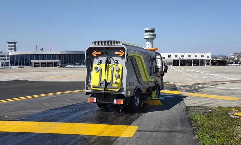 小型純電動洗掃車機場路面保潔養(yǎng)護,搭載智慧環(huán)衛(wèi)大數(shù)據(jù)運維平臺,后臺遠程監(jiān)控!