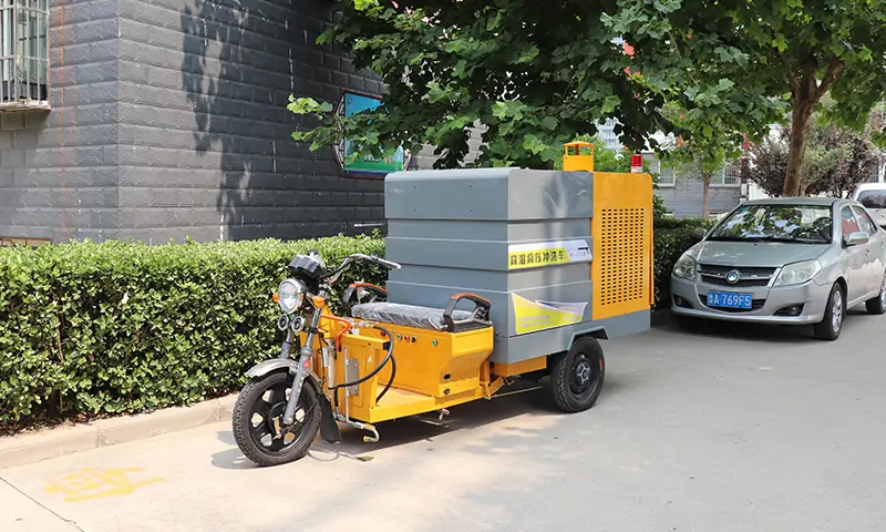 小型高溫高壓沖洗車工作原理?商業(yè)街油漬路面與井蓋清洗