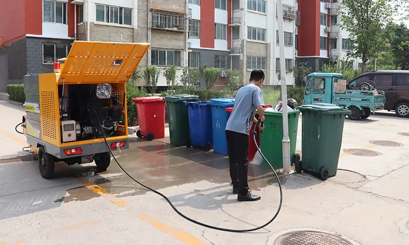 冬季來臨,物業(yè)小區(qū)在選擇高溫高壓清洗車的時候要注意哪些問題呢?