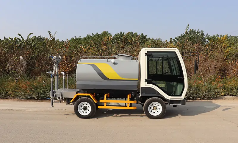 四輪多功能灑水車—狹窄路段、背街小巷道路養(yǎng)護(hù)專用車輛