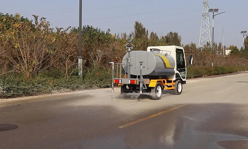 園林景區(qū)綠化面積大,不好管理?四輪電動(dòng)灑水車,一車問(wèn)題全解決!