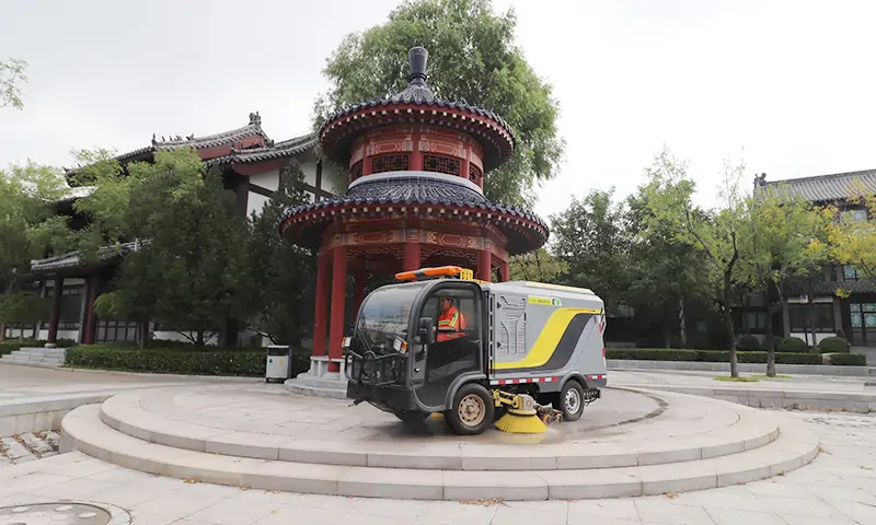 背街小巷、廣場公園狹窄的人行道道路也能洗掃?沒錯,這款車就可以做得到!