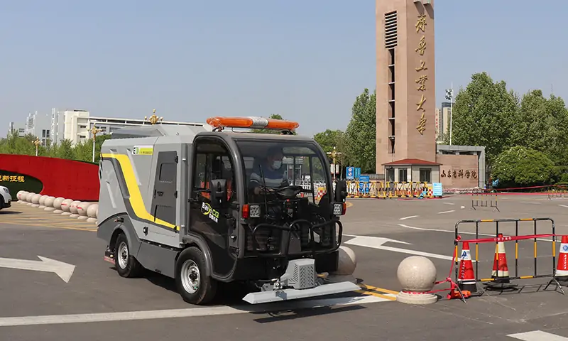 人行道、輔道也能使用的深度清潔車?打破傳統(tǒng)路面清掃模式,開創(chuàng)背街小巷深度清潔新時代!