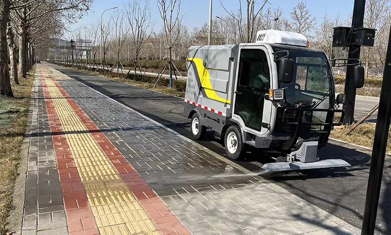 每年花幾十萬塊錢雇人做環(huán)衛(wèi),為啥不選擇幾萬塊錢采購設(shè)備?一車代替六名人工!