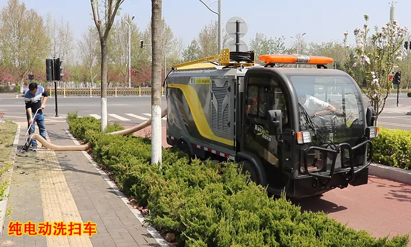 機場、學校、景區(qū)等路面清理效果一直不好?小型清潔設(shè)備廠家給您一個建議!