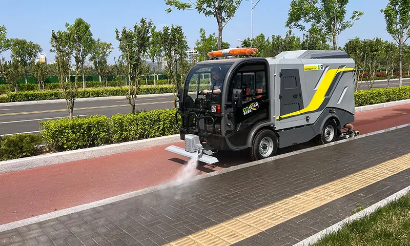 純電動小型深度清潔車-機場景區(qū)物業(yè)人行道、輔道等路段衛(wèi)生治理,純電動,更環(huán)保!!!