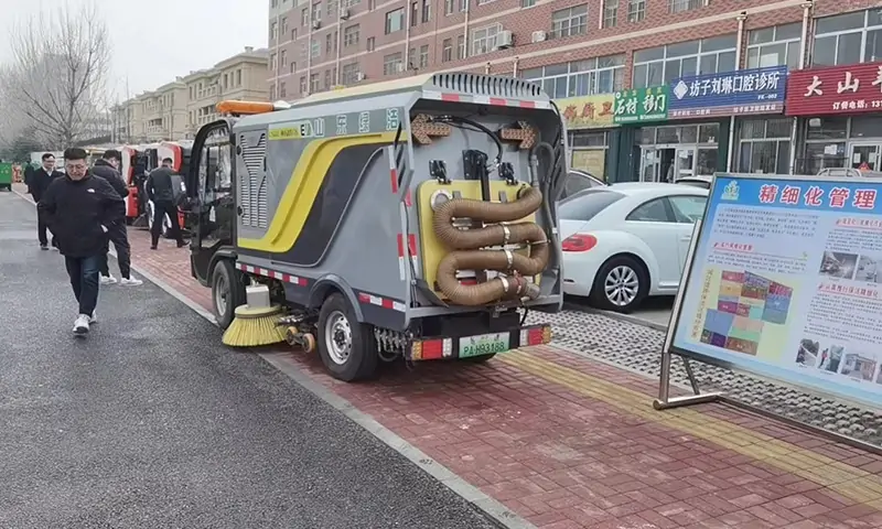 純電動洗掃車現(xiàn)場試車,人行道路面洗掃引起關(guān)注,行人連連夸贊!