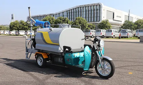 春季揚(yáng)塵大,影響居住環(huán)境怎么辦?這款三輪霧炮灑水車幫您解決!