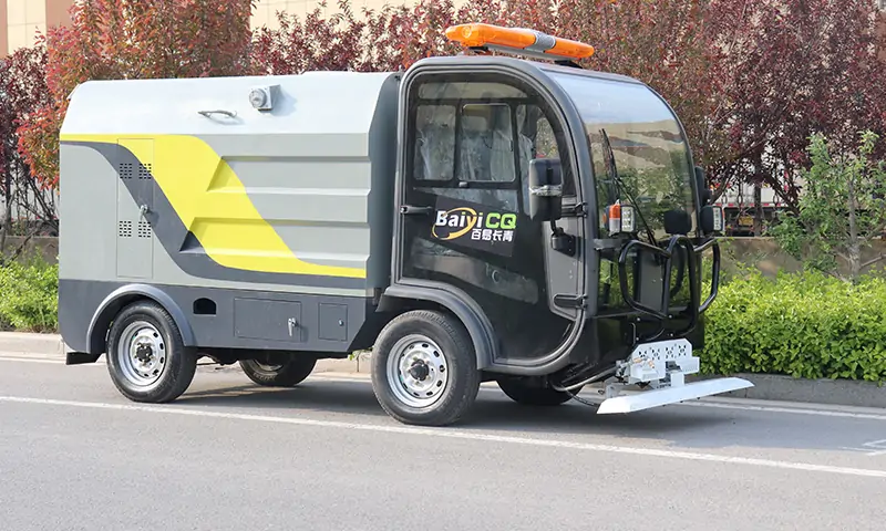 四輪多功能高壓清洗車!專項治理物業(yè)小區(qū)、景區(qū)、商業(yè)街道路面衛(wèi)生治理!