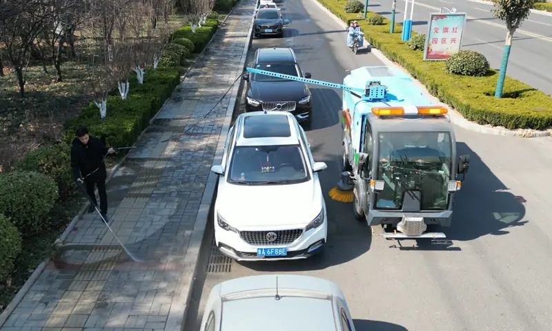 純電動洗掃車輔道路邊車下衛(wèi)生治理有奇招!旋轉(zhuǎn)型機械臂大顯身手,一沖就干凈!