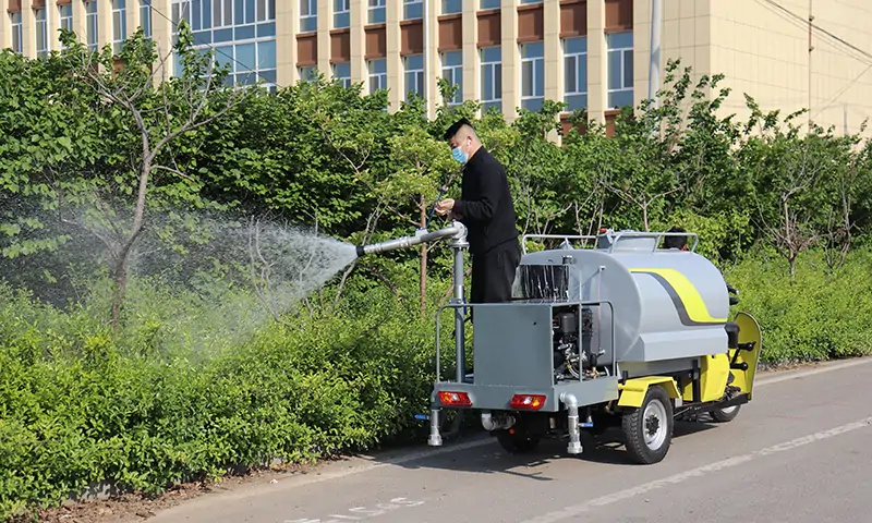 三輪純電動(dòng)灑水車小區(qū)道路養(yǎng)護(hù),治理春季揚(yáng)塵衛(wèi)生治理,純電動(dòng)更環(huán)保!