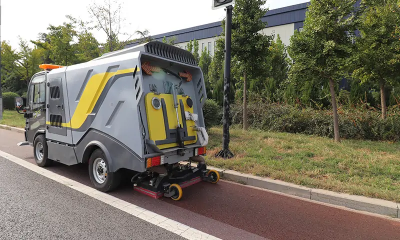 市政人行道太狹窄不好清理怎么辦?純電動深度清潔車,一車多用,有效解決市政人行道清理難題!