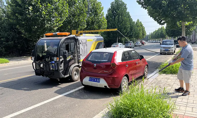 純電動洗掃車輔道人行道顯身手!狹窄道路洗掃,高壓沖洗人行道,車輛過后地面整潔又衛(wèi)生!