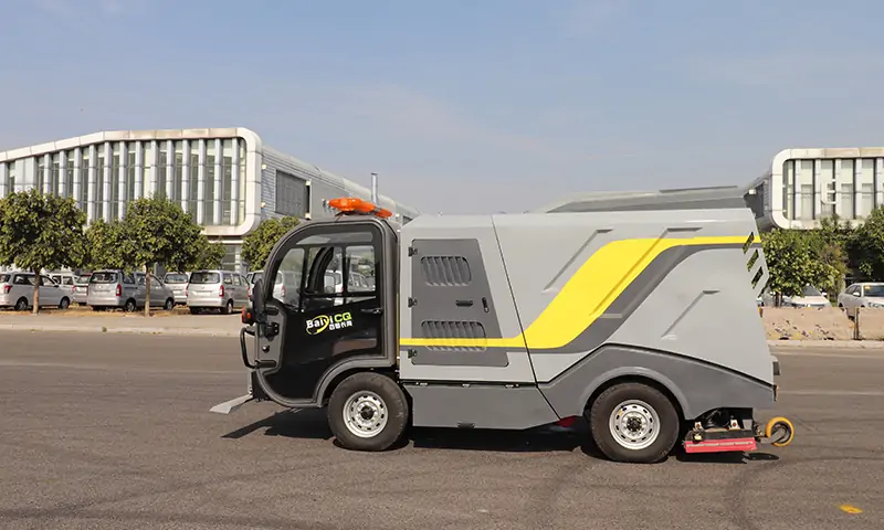 純電動深度清潔車,深度清潔,以克論凈,完成區(qū)域地面深度清潔,還原路面本色!