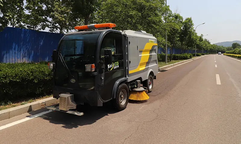 機場 廠區(qū) 園林 物業(yè)地面洗掃問題,一車解決!見證純電動洗掃車的洗掃魅力吧!