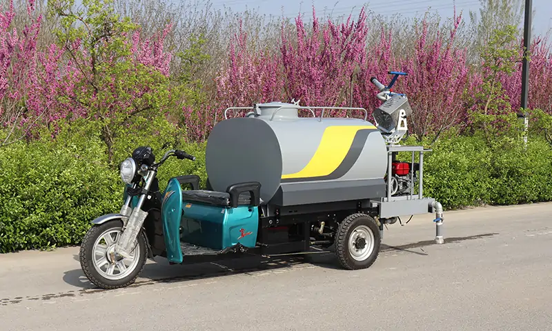 三輪灑水車,別看它小,用處可不少:霧炮、灑水、高炮樣樣齊全,景區(qū)物業(yè)工地都能使用!