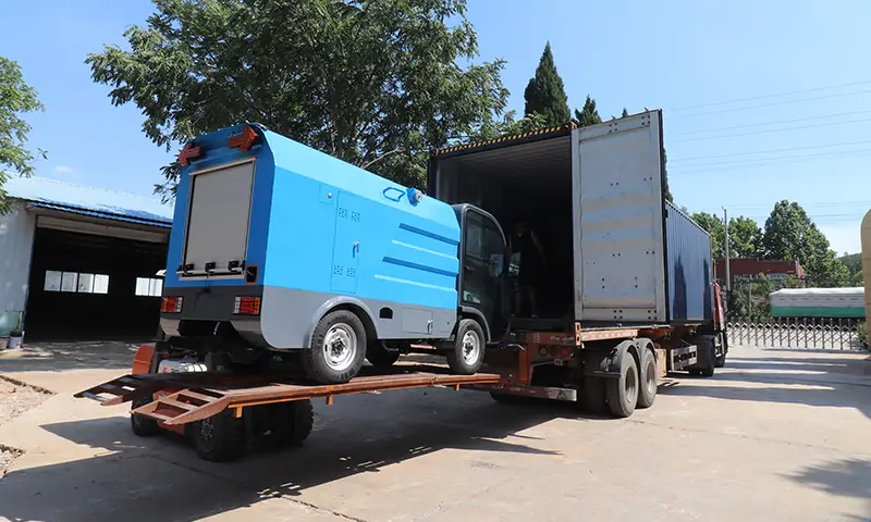 四輪多功能高壓沖洗車發(fā)貨沙特阿拉伯,為世界環(huán)衛(wèi)作出貢獻!