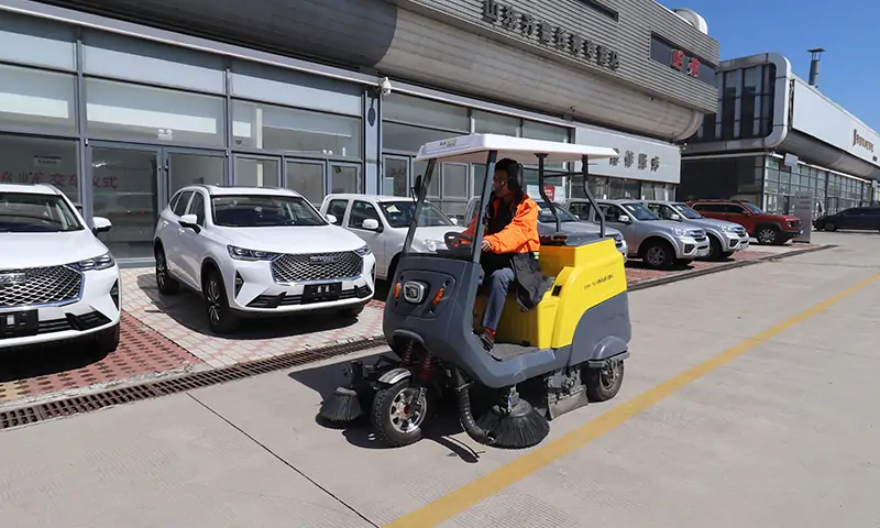 小型三輪駕駛式掃地車:高效清潔與環(huán)保共贏,純電動,更環(huán)保!