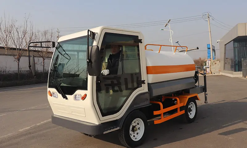 純電動(dòng)四輪灑水車:現(xiàn)代城市環(huán)保清潔的新力量