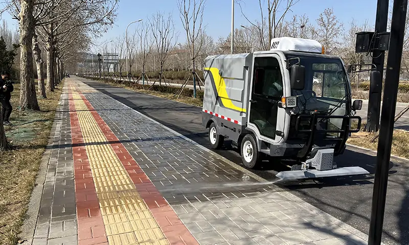 四輪多功能高壓沖洗車:環(huán)衛(wèi)革命的綠色力量