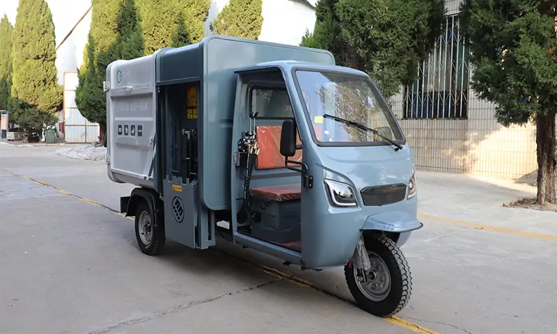 標題:側(cè)裝式垃圾清運車:美好城市環(huán)境的助力者