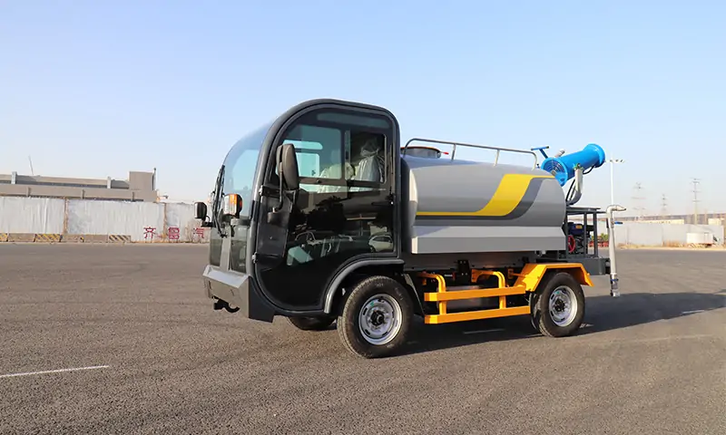 多功能灑水車:道路灑水養(yǎng)護(hù)的得力助手