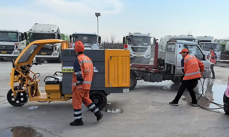 三輪多功能高壓清洗車發(fā)貨!助力城市美好環(huán)境建設(shè)!