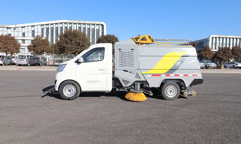 新能源小型洗掃車:城市環(huán)衛(wèi)的智能清潔守護者