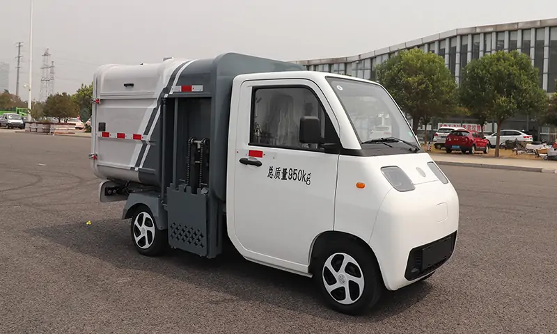 新款側裝式垃圾清運車：物業景區道路垃圾桶垃圾轉運的專業設備