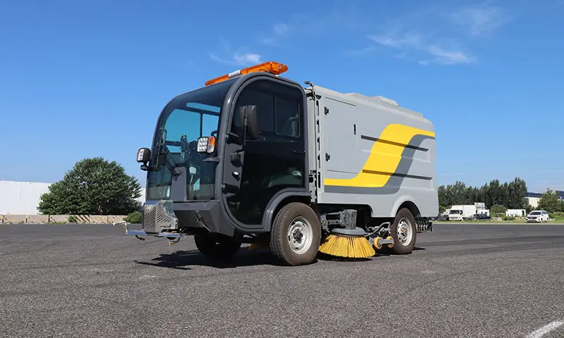 新能源純電動洗掃車:助力城市環(huán)境建設(shè)的多功能利器