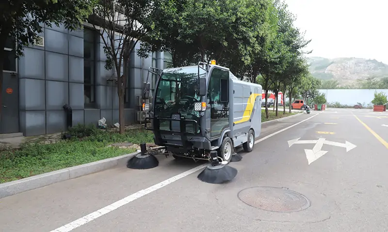 純電動小型清掃車:城市清潔的高效環(huán)保解決方案