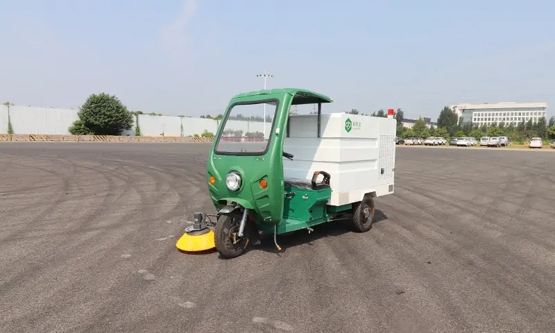 三輪多功能高壓清洗車:城市環(huán)境建設(shè)的綠色衛(wèi)士