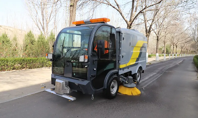 純電動小型洗掃車:高效環(huán)保的城市清潔解決方案
