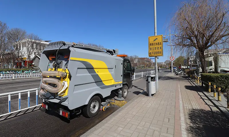 純電動洗掃車:高效環(huán)保的道路清潔解決方案