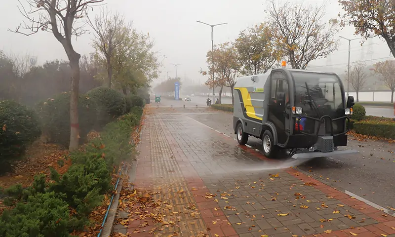 純電動四輪高壓清洗車:高效環(huán)保的環(huán)衛(wèi)利器