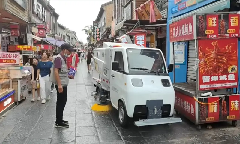 新能源洗掃車現(xiàn)場實拍:綠色科技助力城市潔凈