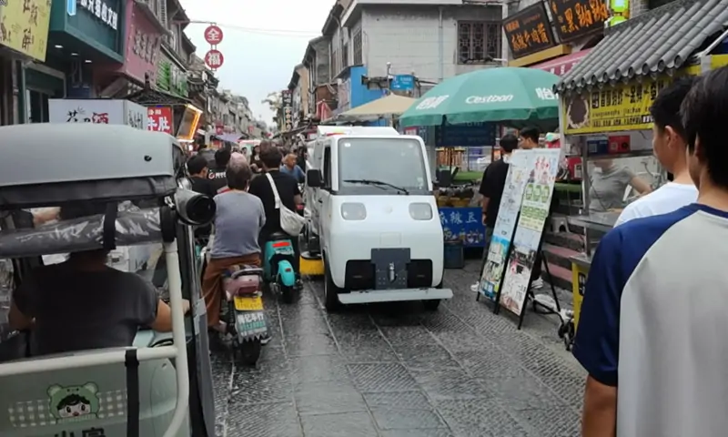 新能源洗掃車現(xiàn)場實拍:助力城市環(huán)衛(wèi),打造綠色環(huán)保新標桿